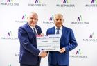 Wicemarszałek Ryszard Pagacz stoi z beneficjentem.