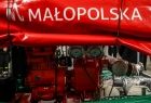 Czerwona plandeka z napisem Małopolska.