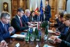 Spotkanie delegacji przy stole w gabinecie.