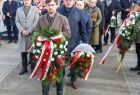 Mężczyzna trzyma kwiaty.