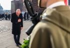 Wicemarszałek Ryszard Pagacz składa pokłon.