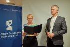 Iwona Gibas z zarządu województwa wręczająca promesy burmistrzowi Brzeszcz Radosławowi Szotowi