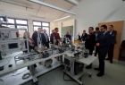 Ludzie chodzą po pracowniach technicznych.