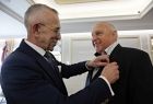 Jan Wiesław Duda przypinam medal mężczyźnie.