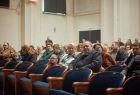 Iwona Gibas z Zarządu Województwa Małopolskiego wraz z publicznością w sali teatru salezjańskiego