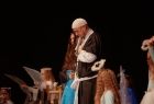 Artyści na scenie występujący w tradycyjnych Jasełkach Salezjańskich