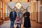 Iwona Gibas z Zarządu Województwa Małopolskiego, dyrektor Towarzystwa Salezjańskiego w Oświęcimiu ksiądz Łukasz Krysmalski sdb oraz Jakub Przewoźnik z zamiejscowej agendy Urzędu Marszałkowskiego Województwa Małopolskiego w Oświęcimiu