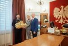 Iwona Gibas z Zarządu Województwa Małopolskiego przekazuje strażacki uniform na ręce komendanta OSP Przeciszów oraz wójta gminy Tomasza Kosowskiego