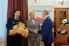 Iwona Gibas z Zarządu Województwa Małopolskiego uroczyście przekazuje strażacki ekwipunek wójtowi gminy Przeciszów Tomaszowi Kosowskiemu