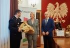 Iwona Gibas z Zarządu Województwa Małopolskiego, wójt gminy Przeciszów Tomasz Kosowski oraz komendant Ochotniczej Straży Pożarnej w Przeciszowie