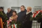 Iwona Gibas z Zarządu Województwa Małopolskiego wraz z uczestnikami uroczystości upamiętniającej ofiary marszu śmierci