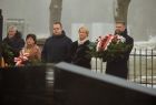 Iwona Gibas z Zarządu Województwa Małopolskiego wraz z uczestnikami uroczystości upamiętniającej ofiary marszu śmierci