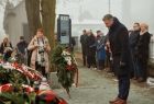 Składanie wieńców i kwiatów na zbiorowej mogile ofiar marszu śmierci 
