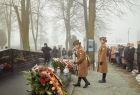 Kwiaty składają kapitan Agnieszka Kierepka-Hoła i kapral Natalia Herma 