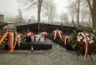 Kwiaty, wieńce i znicze na zbiorowej mogile Ofiar marszu śmierci z niemieckiego obozu Auschwitz