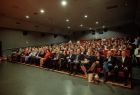 Uczestnicy uroczystości zebrani w sali kinowej Miejskiego Ośrodka Kultury Sportu i Rekreacji w Chełmku