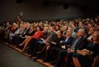 Goście uroczystości oraz podopieczni Warsztatu Terapii Zajęciowej słuchający oficjalnych wystąpień