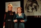 Iwona Gibas z zarządu województwa oraz kierownik WTZ Beata Ciura odznaczona Krzyżem Małopolski 