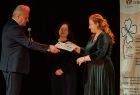 Burmistrz Chełmka Andrzej Saternus przekazuje przedstawicielkom Warsztatu Terapii Zajęciowej symboliczny czek na 25 tysięcy złotych