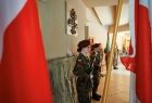 Młodzież w wojskowych mundurach, honorowa warta przed tablicą poświęconą Żołnierzom Wyklętym, która znajduje się w kościele św. Józefa w Oświęcimiu