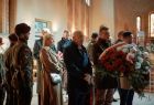 Iwona Gibas z zarządu województwa oraz parlamentarzyści składający kwiaty przed tablicą upamiętniającą Żołnierzy Niezłomnych