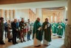 Kapłani oraz uczestnicy uroczystości stojący przed tablicą upamiętniającą Żołnierzy Wyklętych