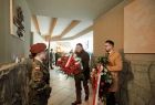Kwiaty przed tablicą upamiętniającą Żołnierzy Niezłomnych składają posłowie Mariusz Krystian, Filip Kaczyński oraz b. poseł Marek Polak