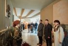 Mieszkańcy i przedstawiciele lokalnych samorządów składający kwiaty przed pamiątkową tablicą w kościele św. Józefa w Oświęcimiu 