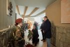 Mieszkańcy i przedstawiciele lokalnych samorządów składający kwiaty przed tablicą upamiętniającą Żołnierzy Niezłomnych w kościele św. Józefa w Oświęcimiu 