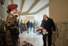 Mieszkańcy składający kwiaty przed tablicą upamiętniającą Żołnierzy Niezłomnych w kościele św. Józefa w Oświęcimiu