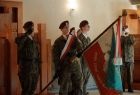 Poczet sztandarowy, młodzież w wojskowych mundurach