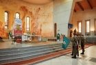Wojskowy poczet sztandarowy oddający pokłon i pochylający sztandar przed ołtarzem w kościele św. Józefa w Oświęcimiu 