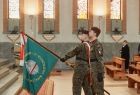 Wojskowy poczet sztandarowy oddający pokłon i pochylający sztandar przed ołtarzem w kościele św. Józefa w Oświęcimiu