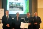 Iwona Gibas z Zarządu Województwa Małopolskiego, burmistrz Brzeszcz Radosław Szot, wojewoda małopolski Krzysztof Jan Klęczar oraz strażak w galowym mundurze