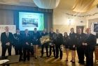 Pamiątkowa wspólna fotografia. Iwona Gibas z Zarządu Województwa Małopolskiego, burmistrz Brzeszcz Radosław Szot, wojewoda małopolski Krzysztof Jan Klęczar oraz strażacy ochotnicy z gminy Brzeszcze