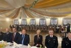 Iwona Gibas z zarządu województwa, wojewoda Krzysztof Jan Klęczar oraz kilkudziesięciu strażaków siedzący przy stołach w trakcie uroczystości 
