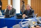 Wicemarszałek Witold Kozłowski i Jerzy Borcz przy stole prezydialnym.