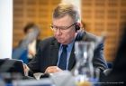 Wicemarszałek Witold Kozłowski ze słuchawką w uchu.