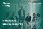Mężczyzna przemawiający do grupy ludzi siedzącej przy stoliku.