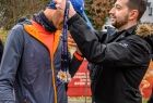 wieszając medal na szyi zawodnika