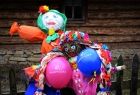 Na kolorowym zdjęciu 2 marzanny trzymają balony z napisem Małopolska