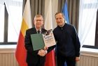 Wicemarszałek Witold Kozłowski i Marian Kuczaj z otwartą teczką w dłoni. 