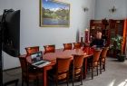 Wicemarszałek Witold Kozłowski w trakcie wideokonferencji.