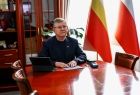 Wicemarszałek Witold Kozłowski przy stole. 