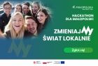 Kolorowa grafika przedstawiająca w lewym górnym rogu młodych radosnych ludzi. Po prawej białe litery i hasła zachęcające do udziału w hackathonie dla Małopolski