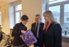 Wicemarszałek Witold Kozłowski i dwie kobiety oglądające prezent.