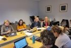 Wicemarszałek Witold Kozłowski przy stole konferencyjnym.