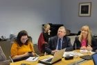 Wicemarszałek Witold Kozłowski i trzy kobiety siedzące przy stole. 