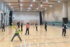 dzieci na hali sportowej puszczają modele samolotów