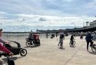 Rowerzyści na płycie lotniska Tempelhof